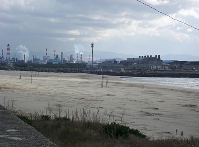 砂浜と工業地帯（和歌山県和歌山市）