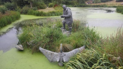 保全を提唱した自然保護活動家スコット卿の銅像